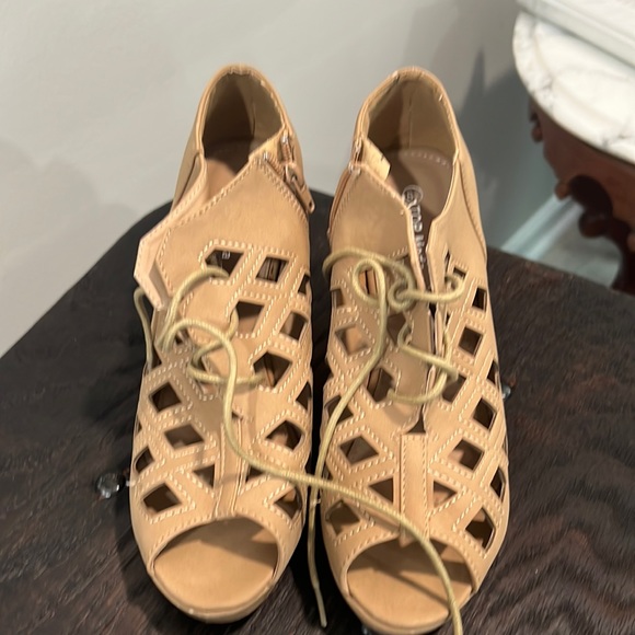 New in box size 8.5 top mota wedge shoes with zipper and laces - Picture 2 of 6